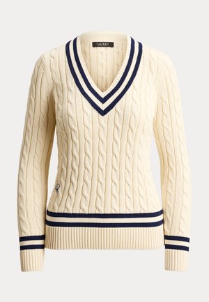 Κρεμ πουλόβερ με πλέξη καλώδιο, με λαιμόκοψη σε σχήμα V, μανσέτες και τελείωμα σε σκούρο μπλε και λευκές ρίγες, με μικρό κεντητό λογότυπο στο κάτω μέρος.