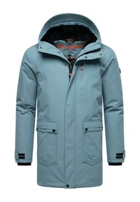 Gaiši zila izolēta jaka ar cepuri, kurai ir rāvējslēdzēja un atloka kabatas, regulējami manžetes un mīksta melna oderējums.