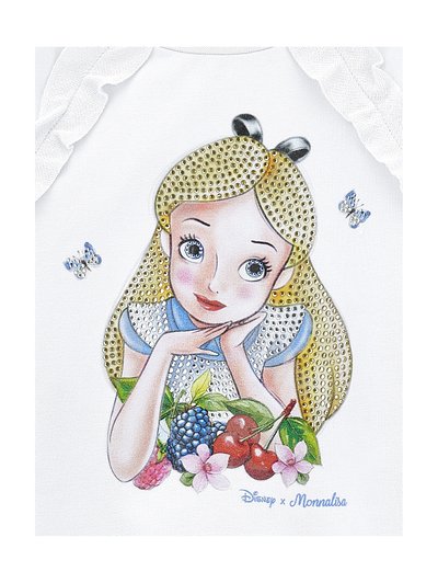 Maglietta bianca con una ragazza dei cartoni animati dai lunghi capelli biondi, circondata da frutta e fiori. Il design include strass e farfalle.