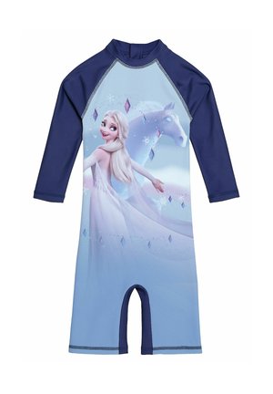 Langärmliger Badeanzug in Blau- und Hellblau-Tönen mit einer Grafik einer lächelnden Frau in einem fließenden Kleid und einem mystischen weißen Pferd.