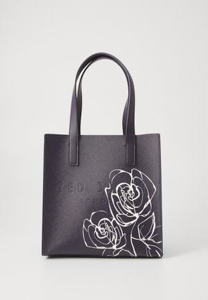 Lila synthetische Tragetasche mit weißen Rosenmustern und geprägt eingearbeitetem Markenlogo. Die Tasche hat zwei robuste Henkel und eine strukturierte Oberfläche.