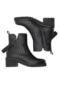 Botine negre din piele cu toc gros, fermoar lateral și accente cu curea ajustabilă. Prezintă o suprafață texturată și talpă din cauciuc.