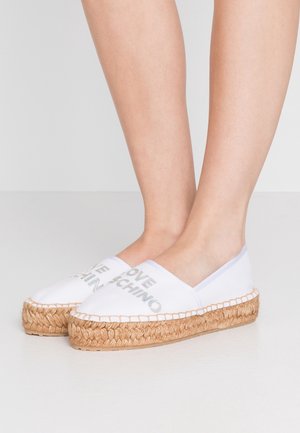 Białe espadryle na płótnie z plecioną podeszwą z juty, z srebrnym napisem "LOVE MOSCHINO" na cholewce, zaokrąglonym noskiem i elastycznymi bokami.
