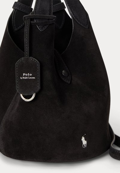 Μαύρη σουέντ τσάντα τύπου τσουβαλιού Polo Ralph Lauren με κλείσιμο με κορδόνι και μικρό ασημένιο λογότυπο παίκτη πόλο κοντά στη βάση.