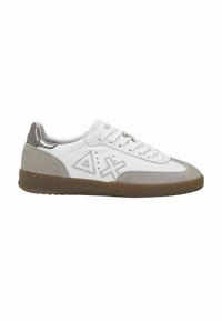 Sneaker bianca con dettagli in suede grigi e particolari metallici. Presenta una suola in gomma testurizzata e loghi geometrici stampati sui lati.