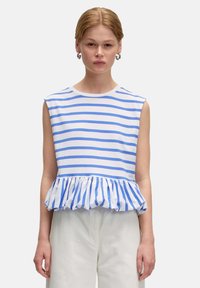 Mouwloos topje met blauw-witte strepen, met een gerimpelde ruches onderkant. Zachte stof met een ronde halslijn.