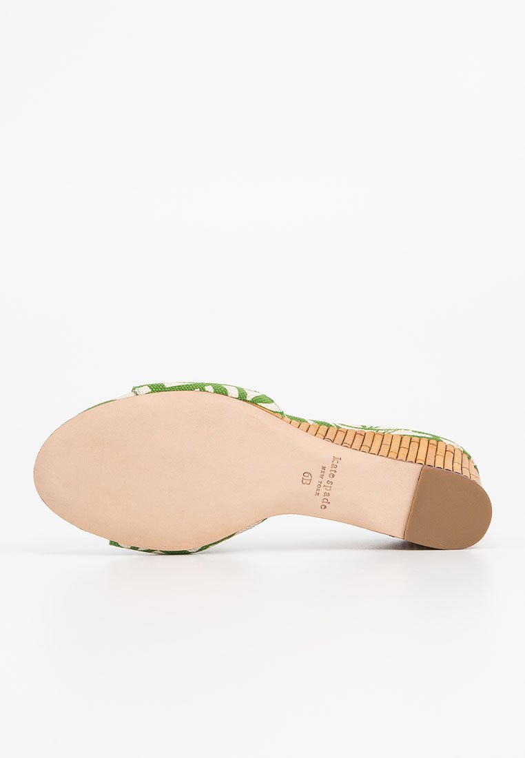 Grön vävd sandal med ett texturerat band, naturlig vävd klack och en slät beige sula. Har en diskret logotypavtryck på sulan.