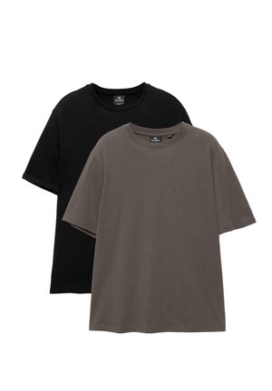 Due t-shirt semplici a maniche corte con scollo rotondo, una nera e una grigia, sovrapposte con la maglietta grigia davanti.