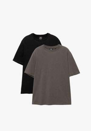 Két egyszerű rövid ujjú, kerek nyakú póló, egy fekete és egy szürke, egymásra téve, elöl a szürke póló.