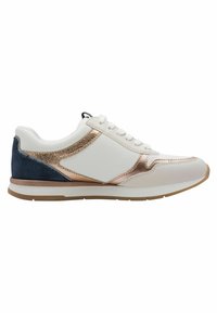 Chaussure de sport blanche avec des accents rose doré et bleu marine, matériaux synthétiques texturés, bout arrondi et design à lacets sur une semelle claire.