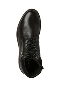 Bottine en cuir noir avec une surface texturée, dotée de lacets ton sur ton, d'une fermeture éclair sur le côté et d'un bout arrondi. Semelle en caoutchouc visible.