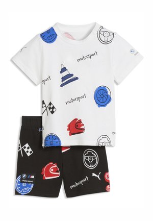 Kleinkind-Outfit mit weißem T-Shirt und schwarzen Shorts, beide mit Motorsport-Motiven wie Helmen, Rädern, Flaggen und Lenkrädern bedruckt.