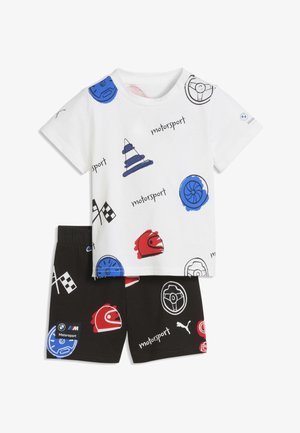 Småbørnsoutfit med en hvid T-shirt og sorte shorts, begge med motorsport-tema tryk såsom hjelme, hjul, flag og rat.