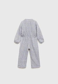 Jumpsuit s cvetličnim vzorcem v svetlo modri barvi z dolgimi rokavi, elastičnim pasom in ravnimi hlačami. Narejen iz mehke, lahke tkanine.