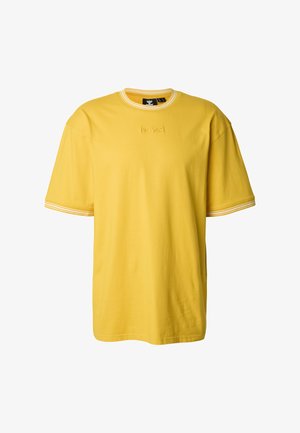 Sárga pamut rövid ujjú póló, környakkal és fehér csíkos díszítéssel az ujjakon. Hímzett logó az elején.