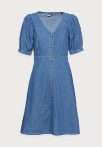 Denim-mekko vaaleansinisessä värissä, jossa on V-pääntie, puffihihat, napitettava etuosa ja istuva vyötärö, sekä polven mittainen A-linjainen hame.