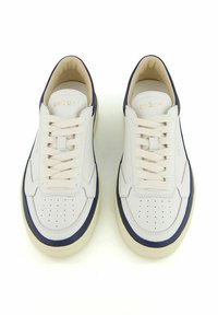 Sneakers bianchi in pelle con accenti blu navy, punta rotonda, lacci piatti, design perforato sulla parte anteriore e suola in gomma beige. Logo del marchio sulla linguetta.