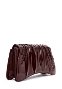 Clutch in pelle vernice bordeaux con design plissettato, bordi arrotondati e texture elegante. Presenta una leggera lucentezza e hardware minimale.