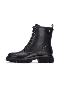 Botas de cuero negro hasta el tobillo con ojales de metal, cordones en la parte delantera, acentos de tachuelas en el lateral y una suela rugosa y texturizada.