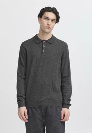 Suéter polo de manga larga en gris oscuro, fabricado con un material suave, con un cuello clásico y una tapeta de tres botones, junto con puños de punto plano.