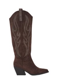 Bottes de cowboy en daim marron avec un bout pointu, présentant des coutures décoratives et des strass dans un motif de flammes, et un talon épais.