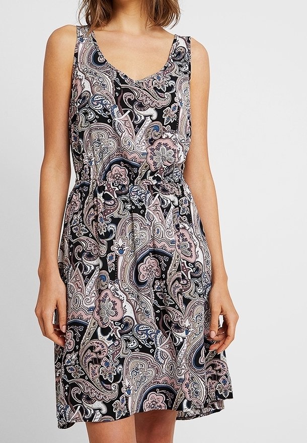 Robe sans manches longueur genou avec col en V, présentant un motif cachemire noir, rose et blanc complexe et une ceinture à nouer à la taille.