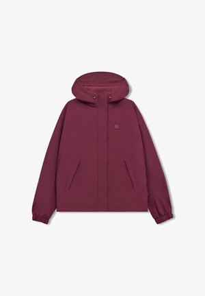 Bordeauxrode capuchonjas met rits en klep aan de voorkant, elastische manchetten, twee schuine zijzakken en een klein vierkant logo op de borst.