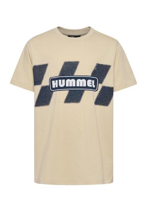 T-shirt en coton beige à manches courtes, avec un logo bleu marine "HUMMEL" et des motifs en chevron bleu foncé sur le devant.