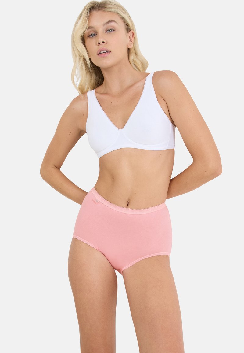 Soutien-gorge triangle en tissu blanc associé à une culotte taille haute rose clair. Les deux présentent un design basique avec des textures lisses et sans motifs visibles.