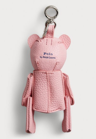 Φούξια δερμάτινο μπρελόκ αρκούδας με υφή, διαθέτει ασημένιο κλιπ και τυπωμένο λογότυπο. Περιορισμένες λεπτομέρειες στο πρόσωπο και στα άκρα.