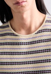 Sweter dziany z poziomymi paskami w kolorach beżowym, brązowym, lawendowym i jasnoniebieskim, z okrągłym dekoltem i teksturowanym wzorem.