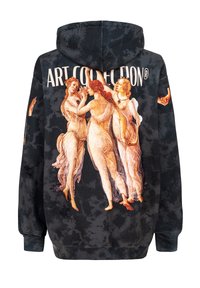 Crna majica s kapuljačom i tie-dye uzorkom. Sadrži grafiku triju figura na leđima sa tekstom "UMJETNIČKA KOLEKCIJA" iznad njih.