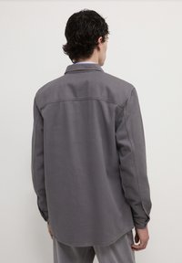 Calliope DE TRAVAIL UNIE - Camicia - gris