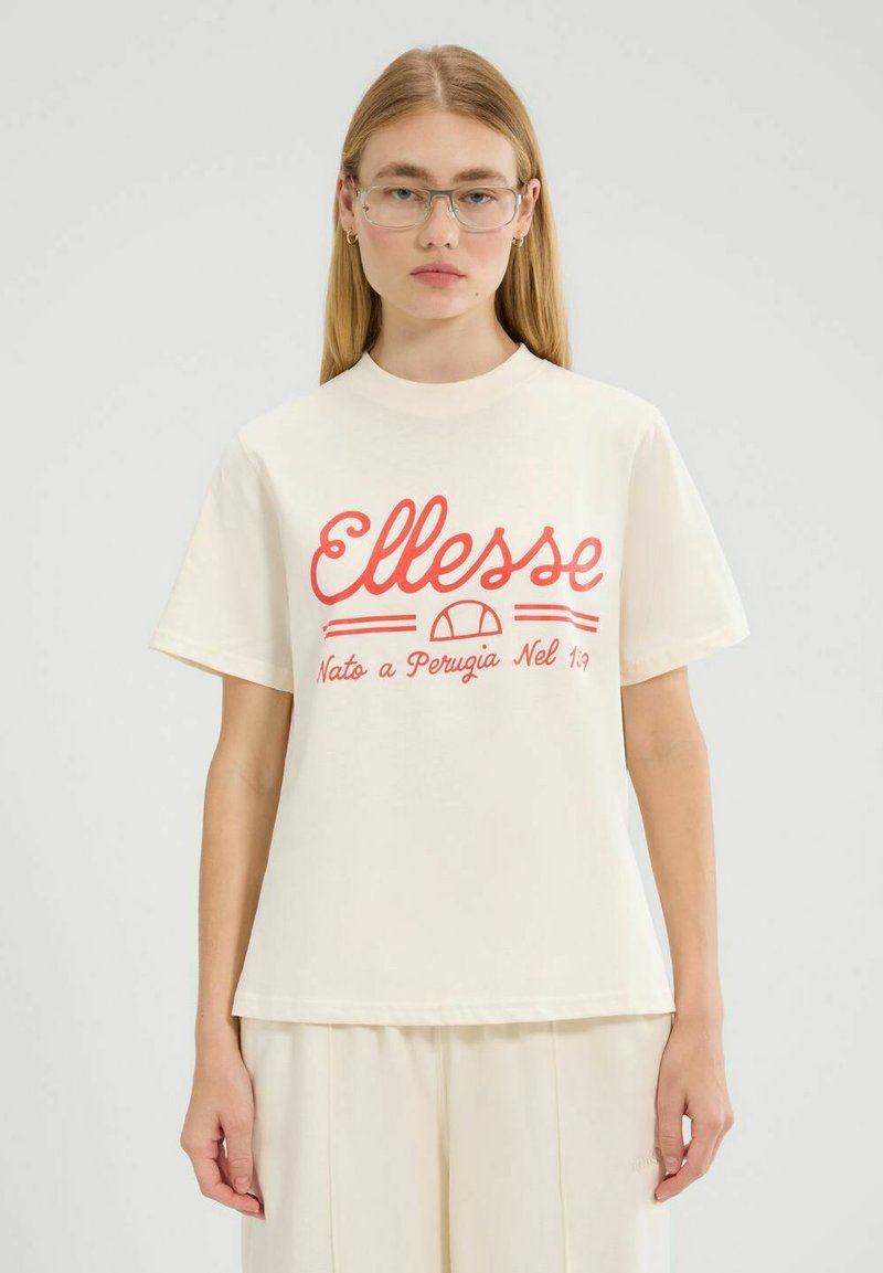 Camiseta de algodón color crema con el logo y texto en rojo intenso de "Ellesse". Mangas cortas, corte regular, textura suave y escote redondo.