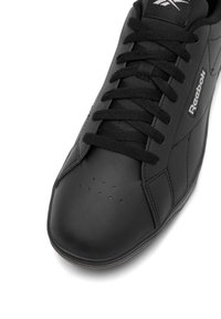 Must musta spordi jalanõud ümmarguse varbaga, millel on tekstuuriga pealispind, lapikud paelad ja väiksed aukude mustrid varbakaitsme peal.