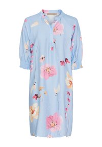 Lyseblå blomsterkjole med krave, knaplukning, trekvartærmer og en afslappet pasform. Har forskellige mønstre af pink og gule blomster.