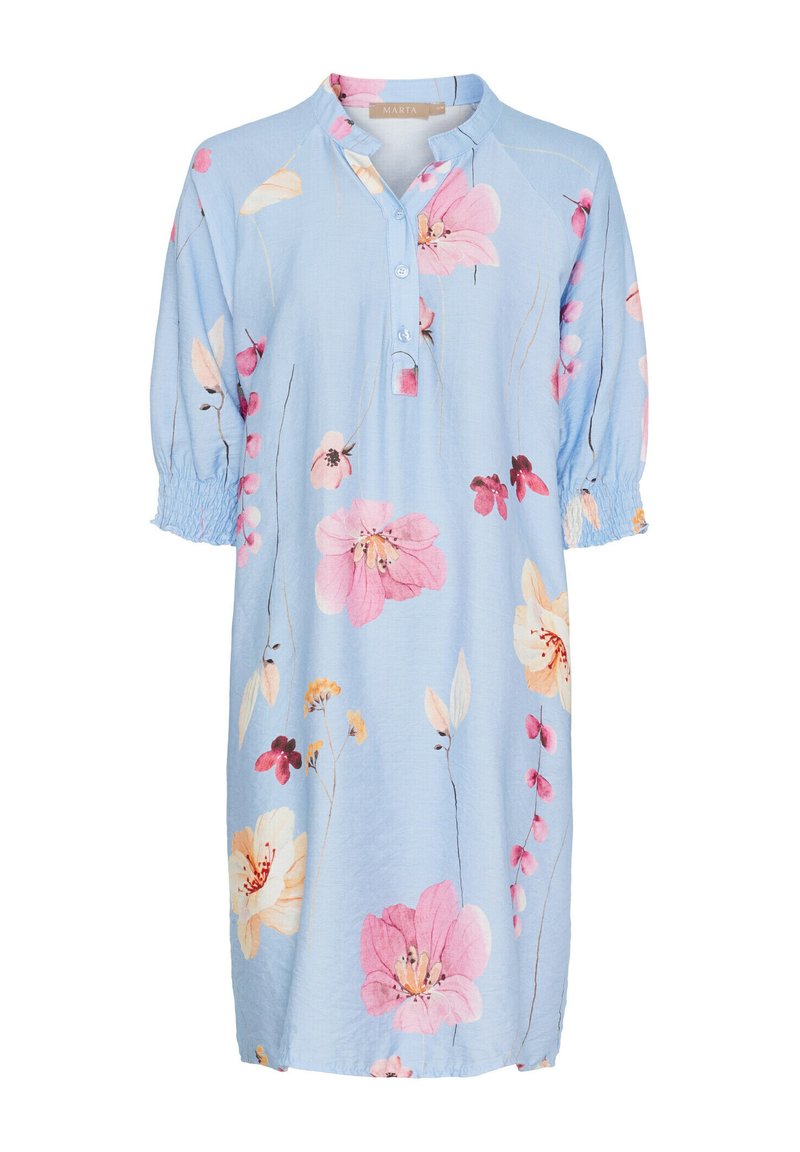 Lyseblå blomsterkjole med krave, knaplukning, trekvartærmer og en afslappet pasform. Har forskellige mønstre af pink og gule blomster.