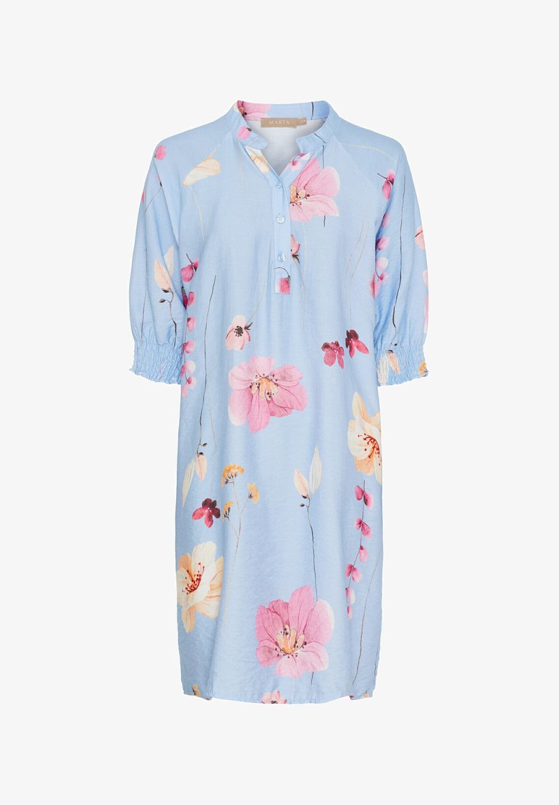 Lyseblå blomsterkjole med krave, knaplukning, trekvartærmer og en afslappet pasform. Har forskellige mønstre af pink og gule blomster.