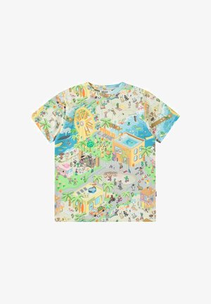 T-shirt a maniche corte con una stampa colorata che copre tutto, raffigurante una scena di spiaggia, con palme, una montagna russa e vari personaggi in attività.