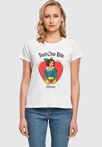 Balta trumpa rankovėm marškinėliai su spalvinga Snieguolės grafika širdyje, viršuje esantis tekstas "Tereikia vieno kąsnio" ir apačioje "Disney Snieguolė".