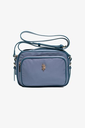 Bolso bandolera azul con correa ajustable, bolsillo delantero con cremallera y pequeño emblema dorado en el centro.