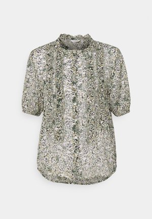 Gennemsigtig bluse med en flæsekrave, korte ærmer og et blomstermønster i nuancer af grøn og hvid, med lodrette paneldetaljer.