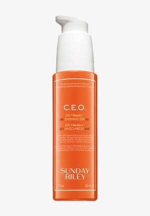 Bottiglia arancione con pompa bianca etichettata Sunday Riley C.E.O. Siero illuminante alla vitamina C al 15%, 50 ml, per illuminare e donare vitalità alla pelle.