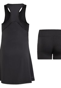 Μαύρο αθλητικό φόρεμα με σχεδιασμό racerback, κατασκευασμένο από απαλό ύφασμα· περιλαμβάνει ταιριαστά μαύρα σορτς, με εφαρμοστή γραμμή.