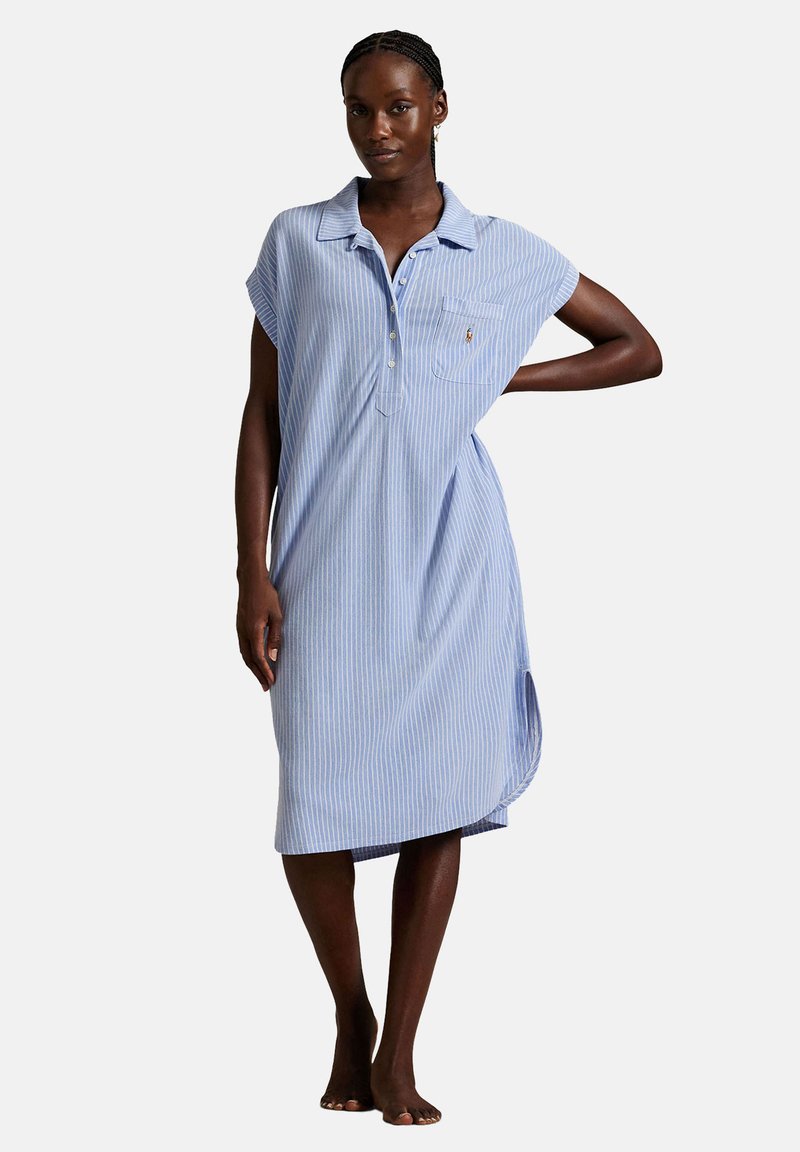 Jasnoniebieska sukienka w paski z kołnierzykiem, krótkimi rękawami, listwą na guziki i rozcięciami po bokach. Wykonana z miękkiego materiału.