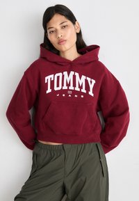 Tommy Jeans VARSITY HOODIE - Felpa - red carpet