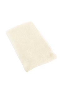 Manta de felpa color crema, de forma rectangular, textura suave, sin patrones ni acentos visibles, doblada de manera ordenada.