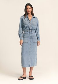 ST MRLO HAMISH MIDI - Džinsinė suknelė - light blue wash