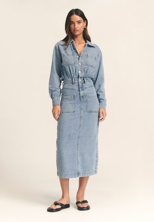 ST MRLO HAMISH MIDI - Denim dress - light blue wash