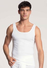 Witte katoenen tanktop met brede schouderbanden en een aansluitend ontwerp, met een gladde textuur en minimale naden.
